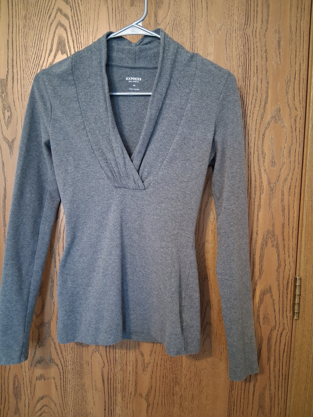 Express Heather Gray V-Neck Long Sleeve Knit Top